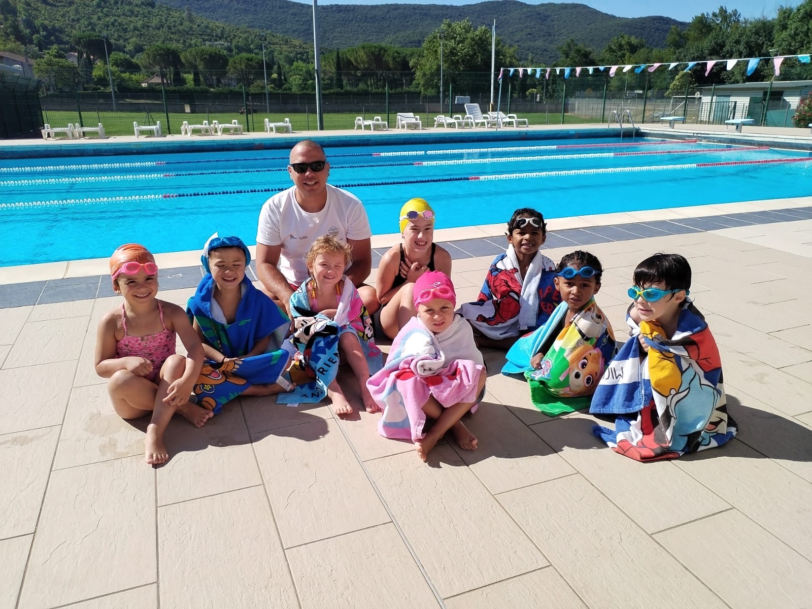 École de natation, jeunes enfants au bord du bassin