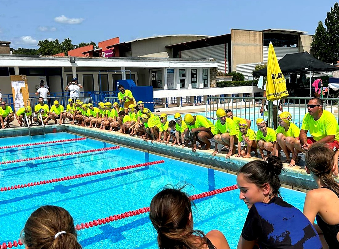Équipe du club au bord du bassin
