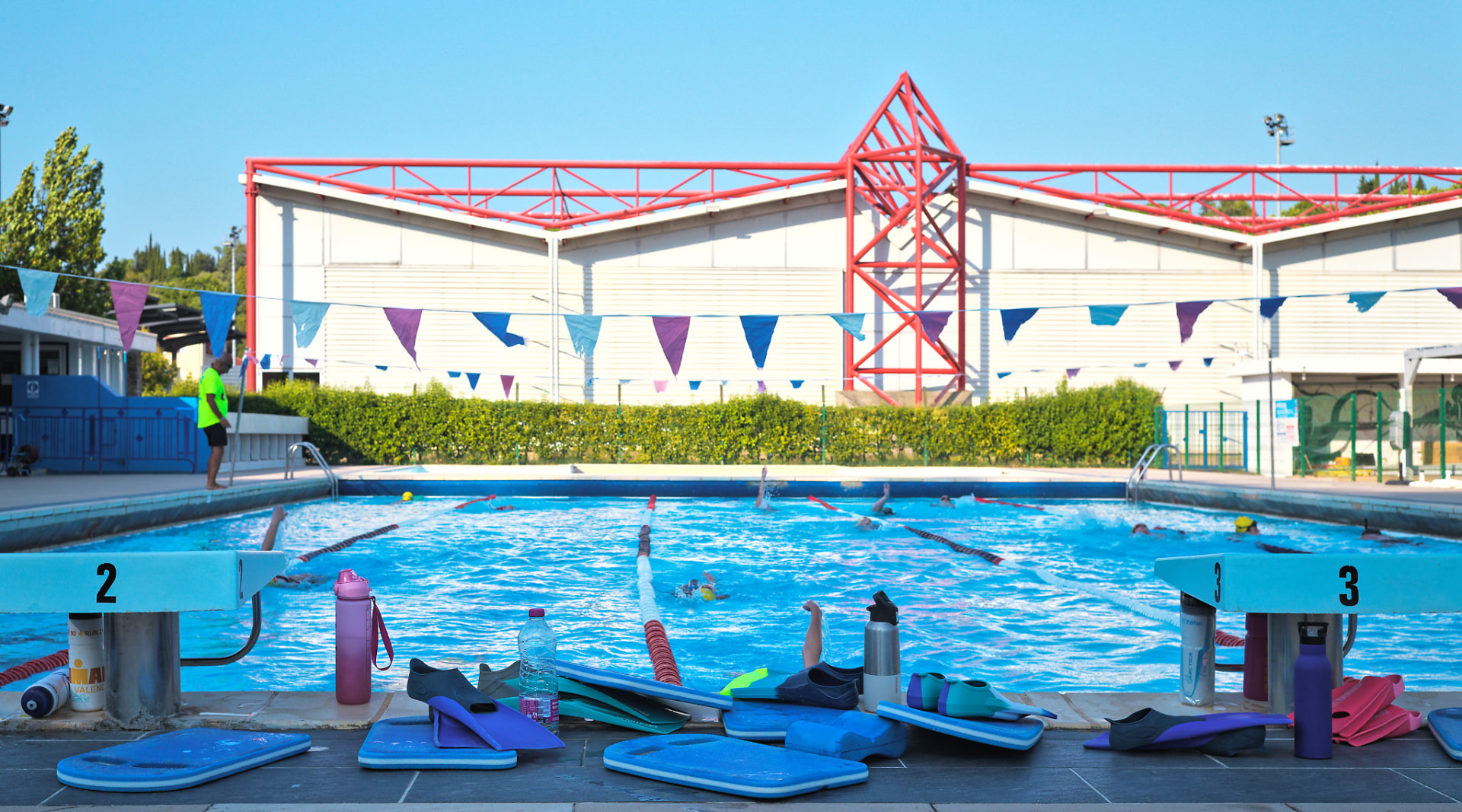 Vue du bassin extérieur de la piscine municipale