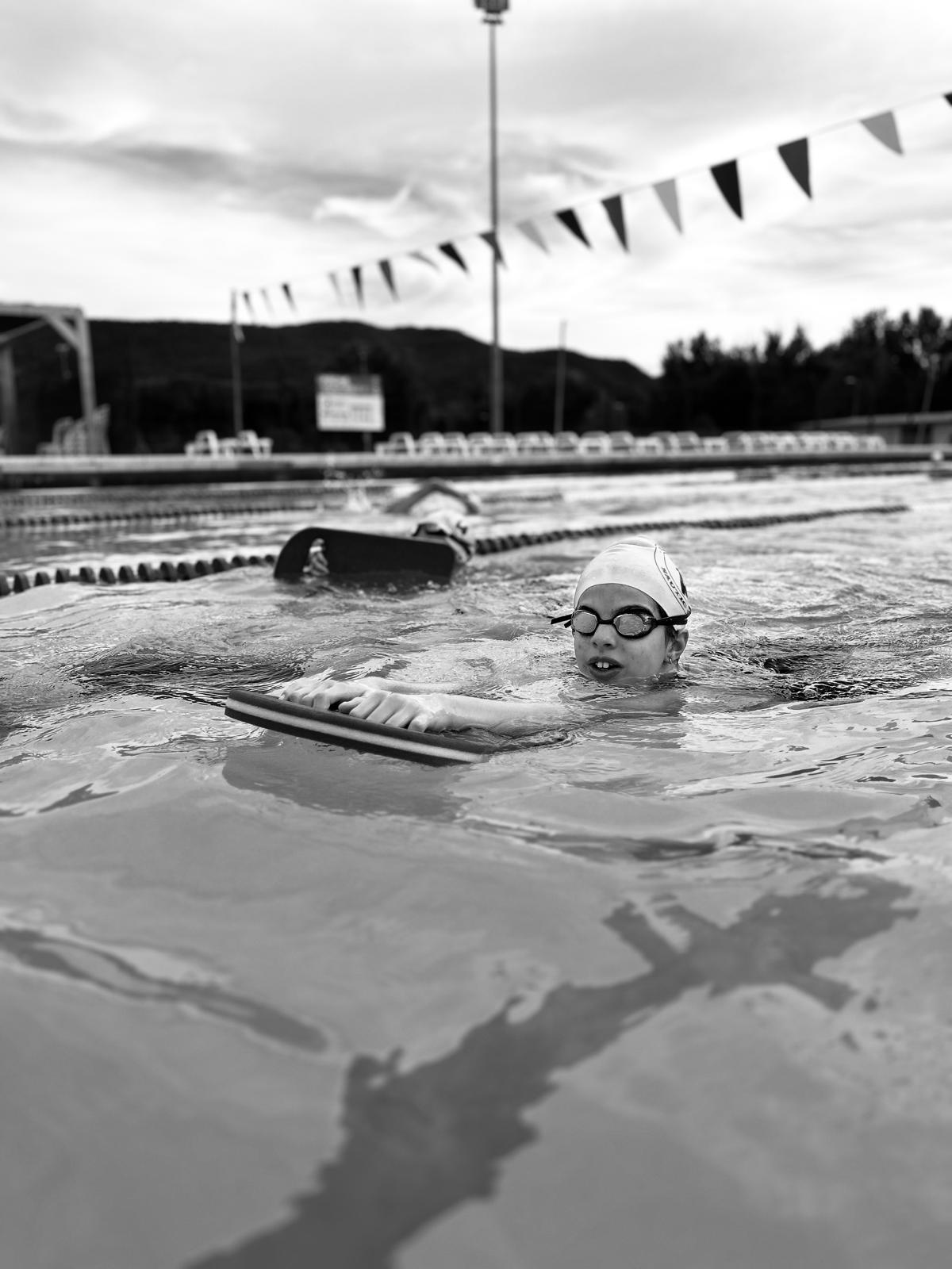 Nageuse à l'entraînement avec planche