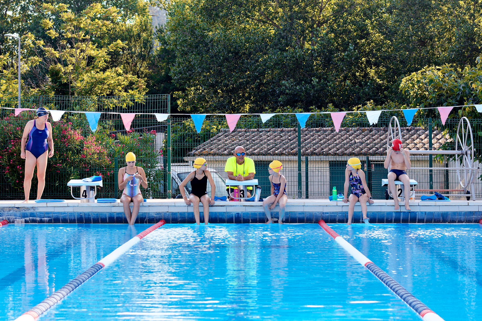 Groupe de nageurs au bord du bassin
