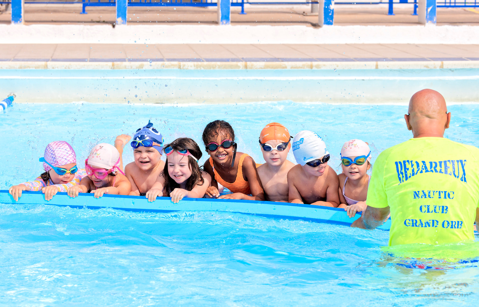 Groupe d'enfants avec l'éducateur du BNC