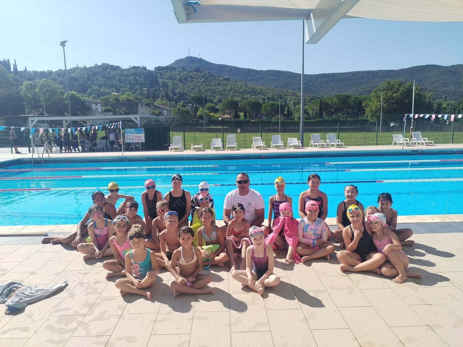 Groupe d'enfants au bord de la piscine